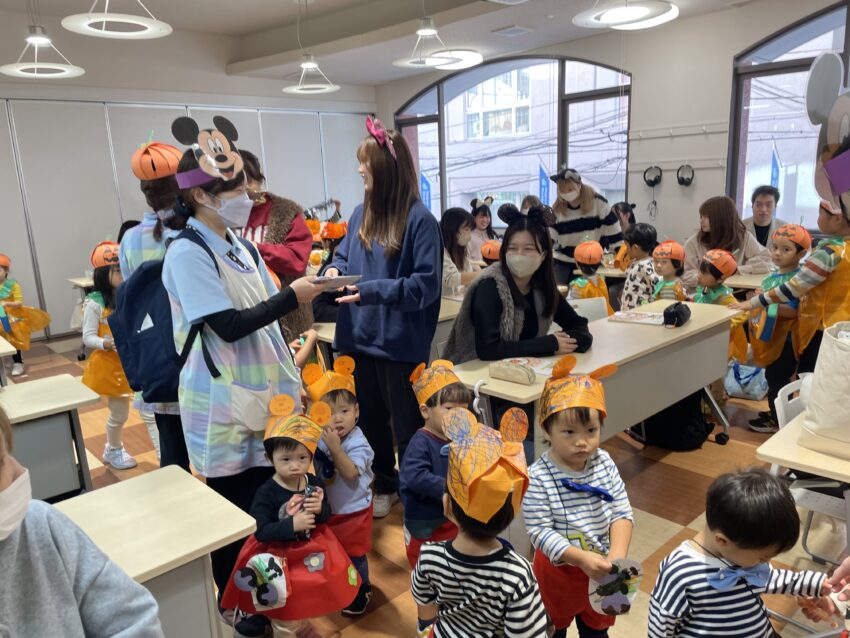 学生さんたちからたくさんお菓子ももらえましたよー。（1歳児）