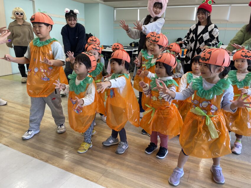 仮装して名古屋リゾート＆スポーツ専門学校で行われた英会話のハロウィンイベントに参加しました🎵<br />
