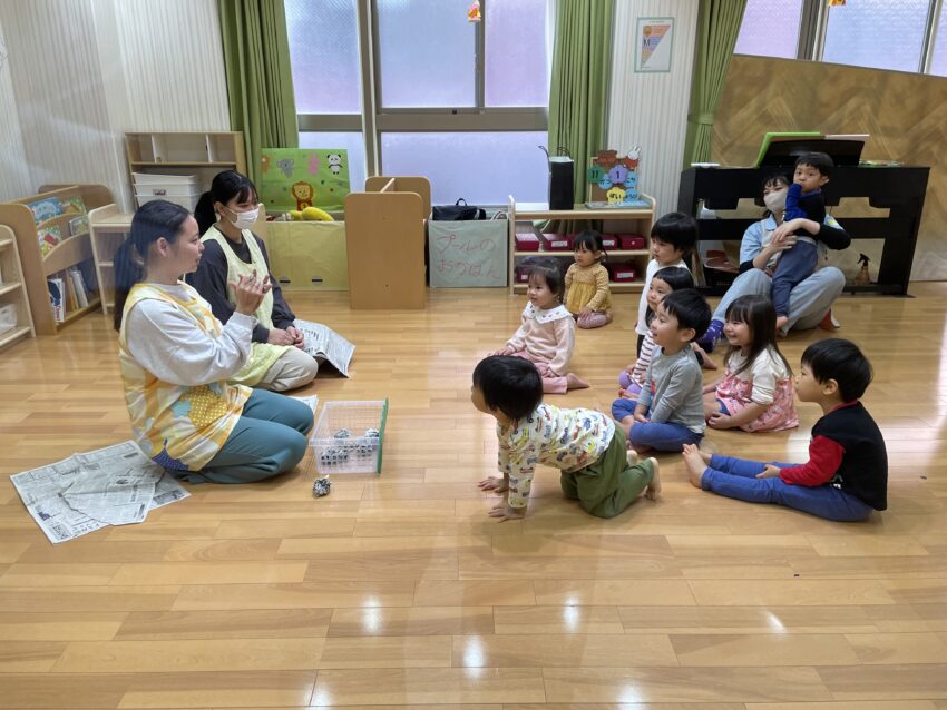 名古屋こども専門学校の学生さんたちが授業の一環としてあそびにきてくれました。（2歳児）