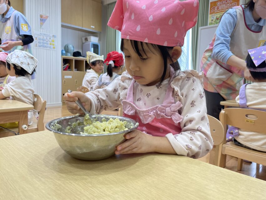 芋掘りで取ってきたお芋をつかって、スイートポテト作りをしました。（幼児クラス）<br />
お芋を砕いてペースト状にしていきます。