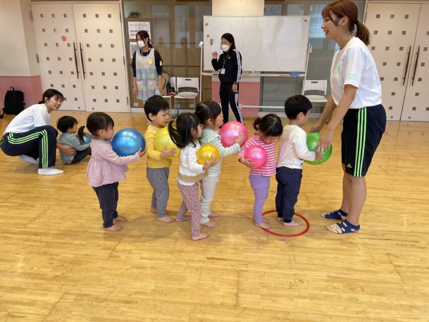 ２歳児クラスが、名古屋リゾート＆スポーツ専門学校の学生さんと一緒に体育あそびを楽しみました。