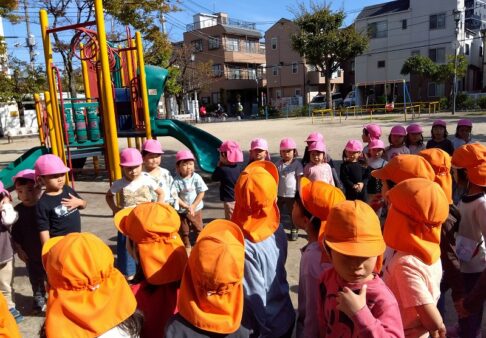 ３歳児　うさぎ組　「天王公園に合同散歩」