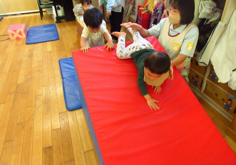 お山を登って降りるよ～