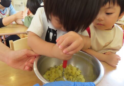 【食育・２歳児】つぶして、つぶして
