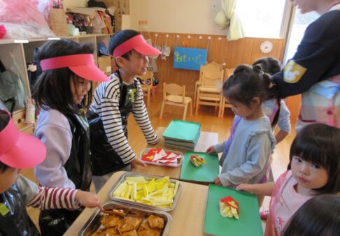 2・4歳児　お店屋さんごっこ