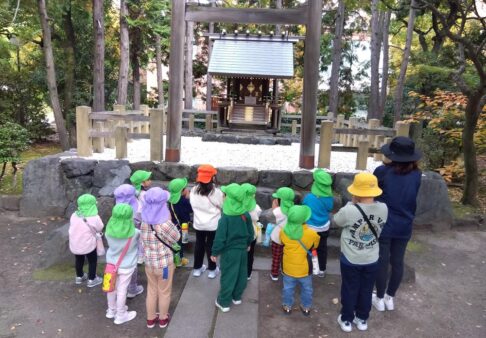 お散歩でお参り（幼児クラス）