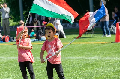 ５歳児さんはフラッグや組み立て体操にもチャレンジしました。
室内で練習した時よりも広いグラウンド。
離れた距離でお友だちと合わせた動きをしていくことはとても難しかったけれど
目や耳、全ての感覚をみんなと一緒にひとつになる！という方向に向けていました。
子どもたちの演技に見ていた誰もが感動をもらいました。
終わったあとに「楽しかったからまたやりたい！」と話していた子どもたちの笑顔が最高でした☆