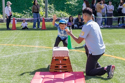 ３歳児さんは初めて跳び箱にも挑戦！
体操教室で教えて頂いたことを思い出しながらいつも以上に頑張っていた子どもたち。
市ヶ谷保育園では一律に目標を決めるのではなく、個々に合わせた段階に沿って
個々の目標を子どもたちと一緒に考えながら取り組んでいます。
ダンスでは一人一人がカメレオンの色を選ぶところからスタートしました。
色が違っても一つ一つの色が輝いている。そんな瞬間を見せてくれたダンスでした✨