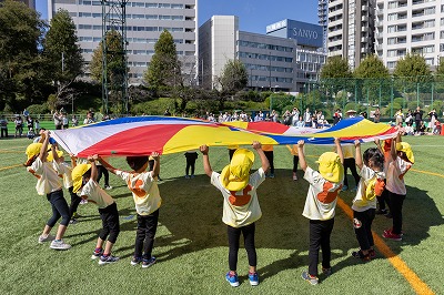 ４歳児さんはパラバルーンに挑戦しました。
子どもたちが主体となり、自分たちで作り上げる事を目標としてきたので
最後は自分たちだけでバルーンの中に入り、態勢を決めてポーズを取りました。
達成感を感じながらクラスで一体となったことは、子どもたちの心の中に
強い思い出となって残ったようです。
