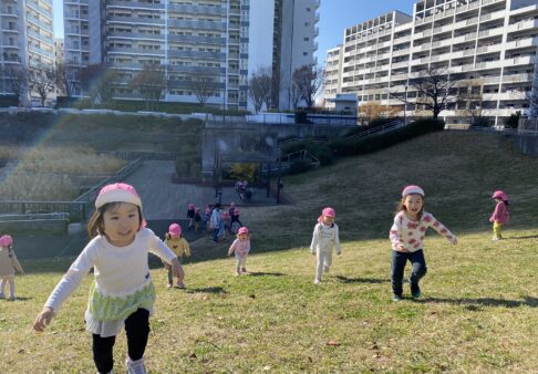 ３歳児　うさぎ組　「公園で元気に遊んでいます！」