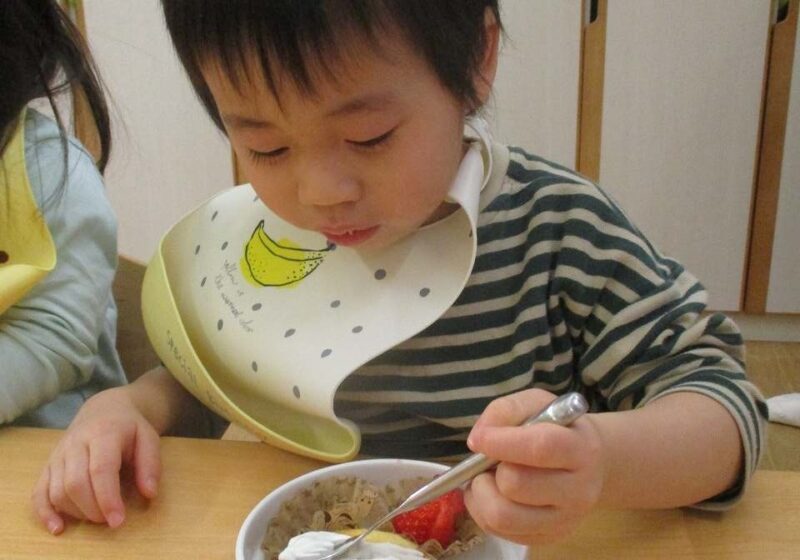 2歳児は食具でクリームをぬりぬり♪