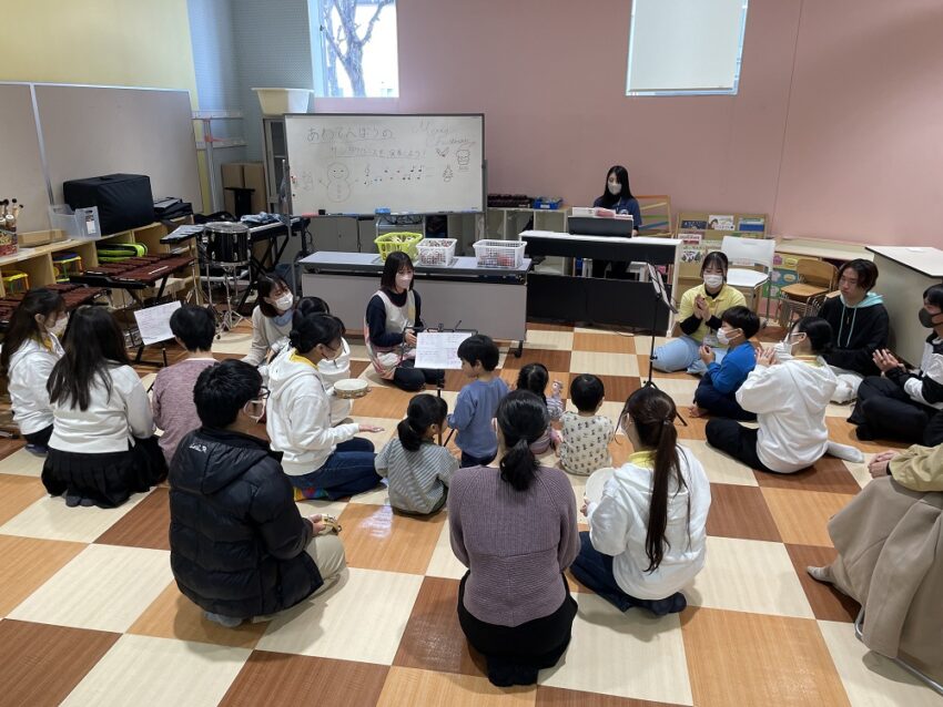 姉妹校の名古屋こども専門学校のオープンキャンパスに参加してきました。<br />
高校生の学生さんと一緒に楽器あそびを楽しみ、みんなで演奏してきました♬