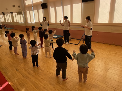 名古屋リゾート＆スポーツ専門学校の学生さん主導に、幼児体育が行われました🤩<br />
