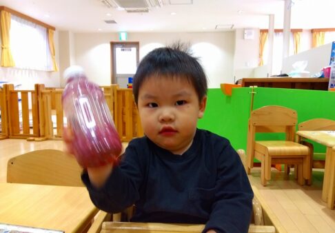 1歳児　りす組　「どんぐり製作」