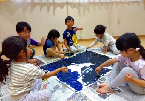 ３歳児　うさぎ組　「背景製作」