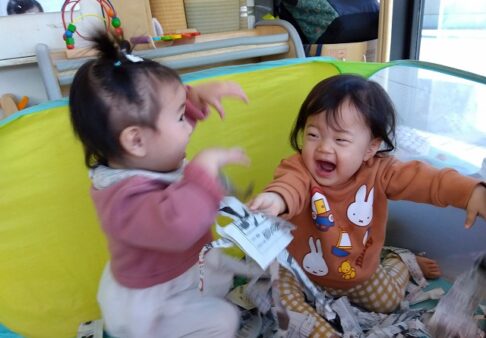 新聞紙遊び～０歳児～