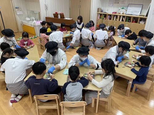 ツリーの形をしたクッキーに飾りつけをしました🎄学生さんと交流しながらとても楽しそうに行われていました😌