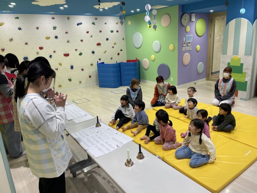 名古屋医療秘書福祉＆IT専門学校の保育科の学生さんと一緒にクリスマスイベントを楽しみました。<br />
初めにハンドベルの演奏をしてくれましたよ♬