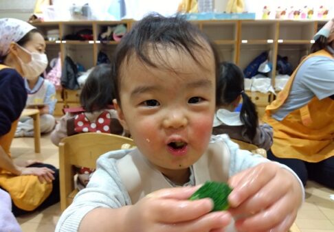 １歳児　りす組　「大きなお口でいただきます♬」