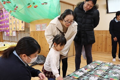 紙粘土で作ったおにぎり。大きいのも小さいのもあるね。私のはどれかな？