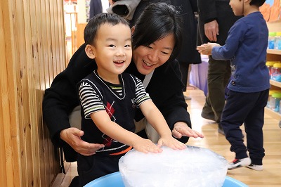 大きなかき氷の作品の隣に本物の氷がありました。<br />
「冷たい！！」<br />
「あ！叩くといい音がするね。」