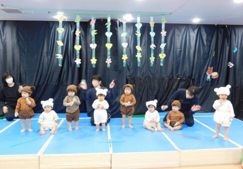 ０歳児つぼみ組　おさんぽにはうってつけのひ　～ジャッキーとデイビッド～