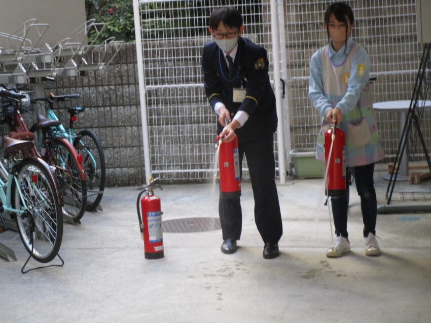 職員が、実際に一人ずつ水消火器を使って、消火の練習をさせていただきました。