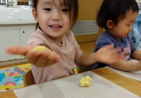 うさぎ組(２歳児クラス)☆食育・クッキー作り