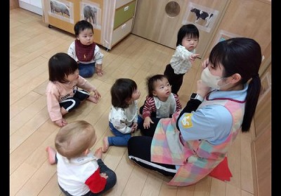 0歳児　お正月遊びの様子