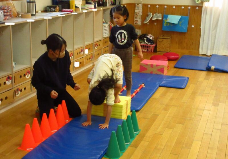 ちょっと高いところから前転するよ♪