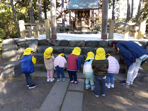 神様にご挨拶をしに行きました。
参拝をする意味や参拝の手順も学んでいきます。
