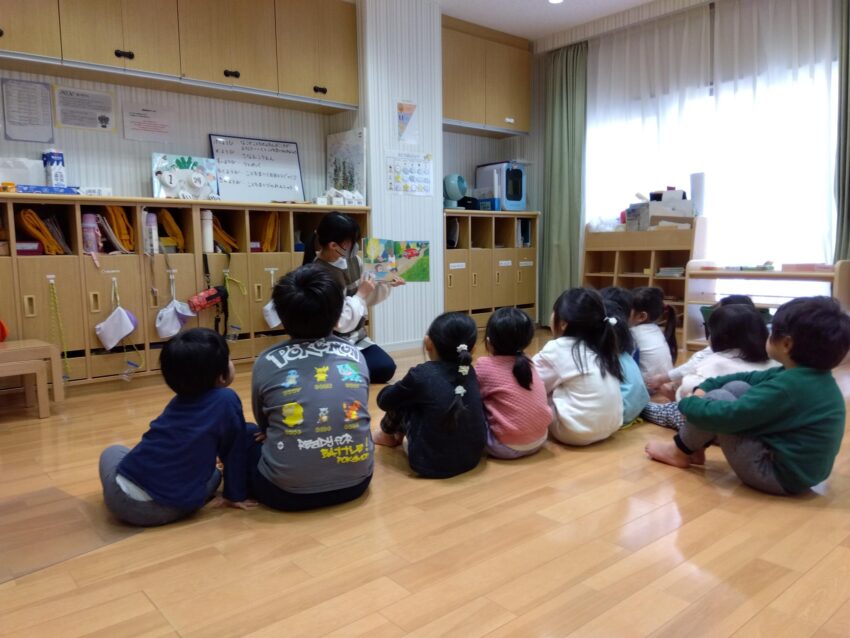 名古屋医療秘書福祉専門学校の学生さんによるリトミックが行われました🎵<br />
内容は、パンがテーマ🍞<br />
みんなでパンにまつわる絵本を見ました📚<br />
