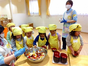 2歳　ぱんだ組　「フルーツポンチ屋さん」