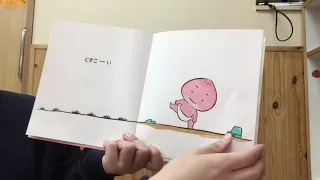 1歳児さん向けの絵本動画「ももんちゃん　どすこーい」です。<br />
絵本を見ている1歳児さんが力強く「どすこーい！」と掛け声をかけている様子が<br />
なんとも可愛らしいです。<br />
1歳児さんであっても日本の伝統文化を絵本から少しずつ知っていって欲しいと思っています。