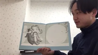 2歳児さんの先生が絵本を読んでいる動画です。<br />
小さなねずみくんの手でゆきだるまを作ろうとすると、とても小さな雪玉が出来上がりました。<br />
ゆきだるまはどうやって出来上がるんだろう？<br />
保育園の2歳児さんもワクワクしながら絵本を見つめています。<br />
是非お子様と一緒にご覧下さい♪