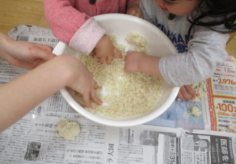 パン粉粘土遊び～0歳児クラス、１歳児クラス～