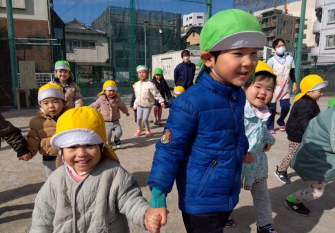 1歳児　ぱんだ組と戸外遊び！