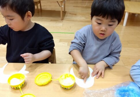 ～2歳児さんによるペンギン作り～