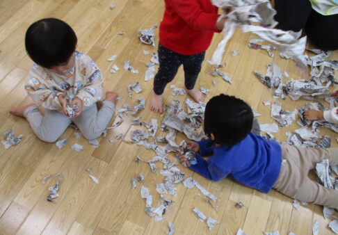 新聞紙遊び～２歳児クラス～