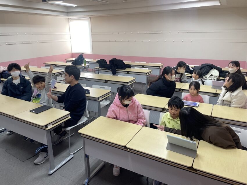 4,5歳児のみ、名古屋こども専門学校のプログラミングコースの学生さんとタブレットを使って交流をしました。