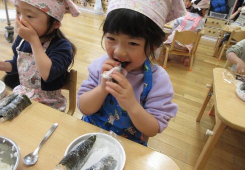 3歳児　恵方巻づくり