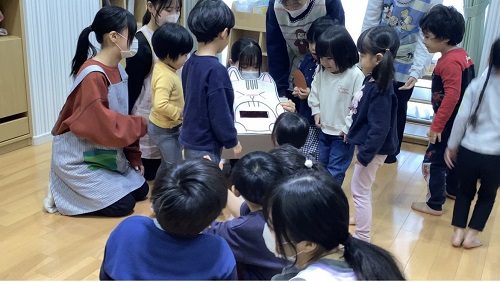 幼児クラスでは「コンコンクシャン」沢山の動物さんがでてくる内容を楽しみました🥰