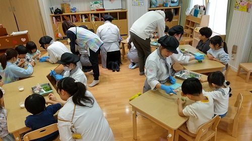 名古屋スイーツ＆カフェ専門学校の学生さんによるスイーツ体験が行われました。