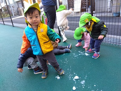 外に行った時も足で踏んだり、雪だるまを先生に作ってもらったりしました♪