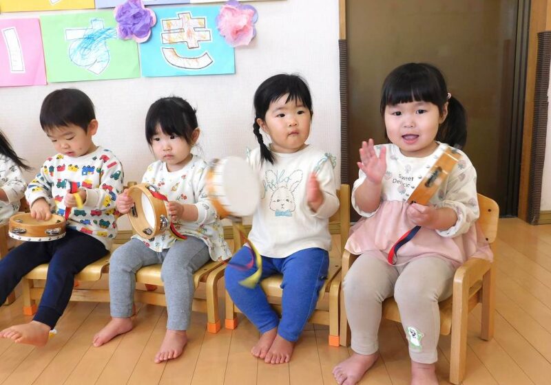 すみれさん(1歳児)からは合奏「きらきら星」☆