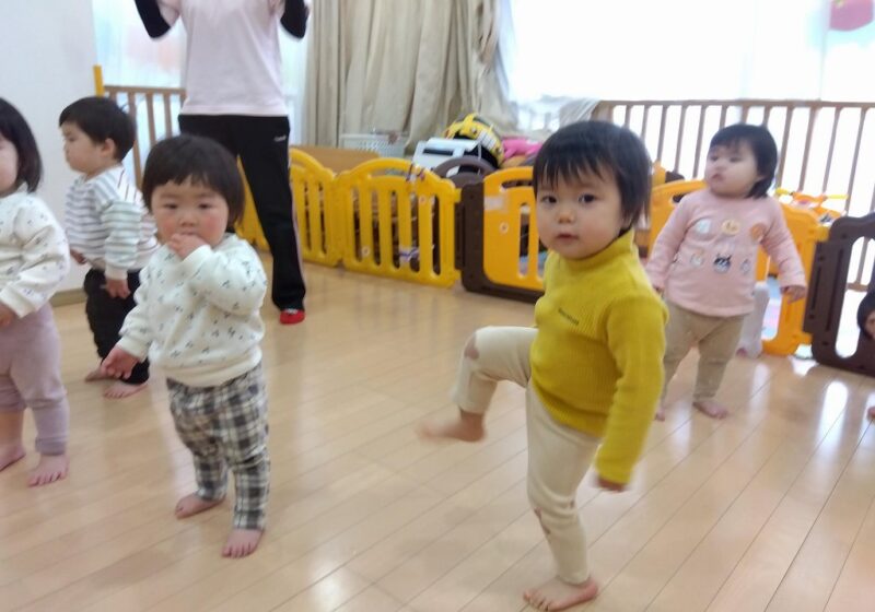 つぼみさん(0歳児)はダンス「からだ　だんだん」を披露♪