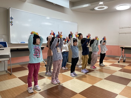 名古屋こども専門学校に行き、卒業する学生さんに向けてお歌を贈りました🎁
