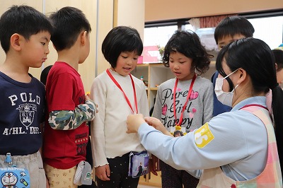 メダルの授与です。保育園でいろんな事を頑張ったね。