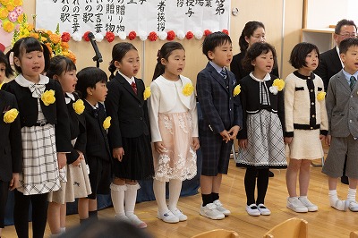 みんなで歌う卒園の歌。思い出のアルバムは自分たちの思い出に書き換えて歌いました。