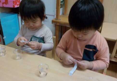 ２歳児　マラカス作りとリトミック